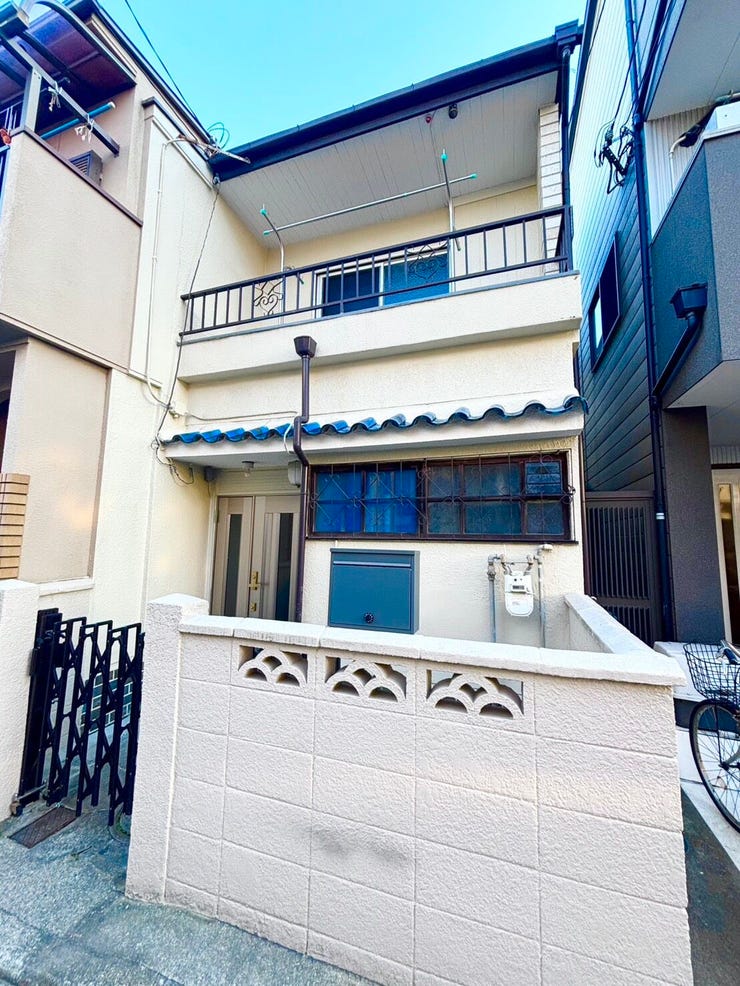 【外観】
玄関ドアはリフォーム済で綺麗です!