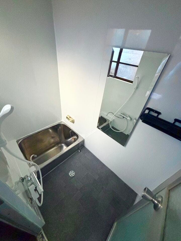 浴室内の壁と床は綺麗にリフォーム済♪