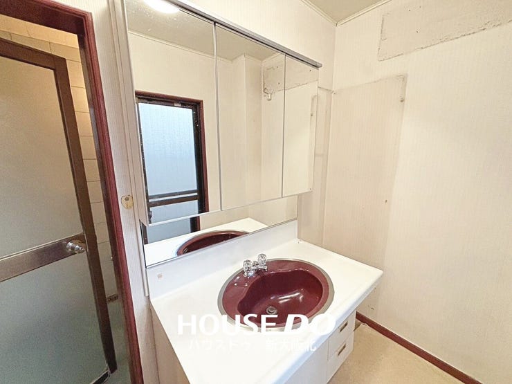 ■嬉しい三面鏡の洗面台!
■三面鏡は鏡の角度を変えることで様々な角度からメイクやヘアスタイルを確認することができるので、整容もはかどります!