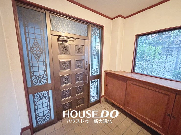 ■外からの光が入る明るい玄関です!
■日中は照明を付ける必要がないので省エネにもつながります!