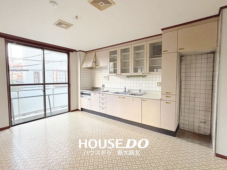 ■壁付きのキッチンは食器棚などの家具を配置する場所が選べるので、お客様に合わせたレイアウトにできます!
■デッドスペースができにくいため、リビングやダイニングを広く使えるのも魅力です!