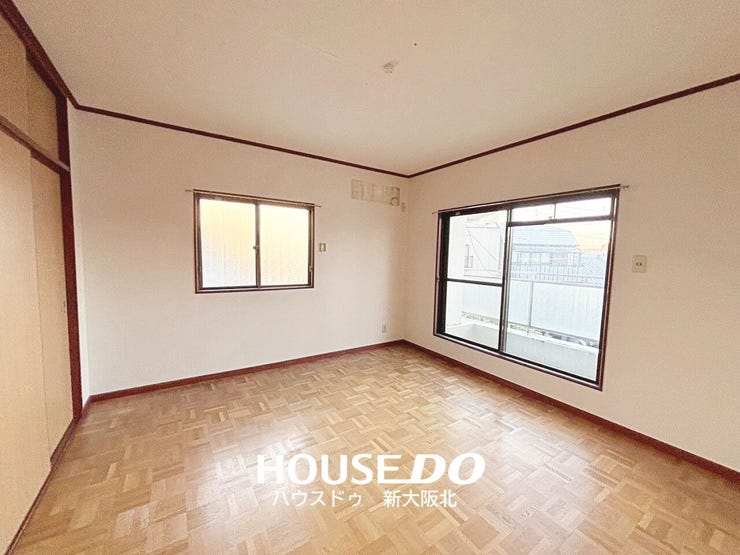 ■フローリングは、飲み物などをこぼしてもサッとひと吹きで汚れがとれるのでお掃除が楽々です!
■ペットや小さなお子さまのいるご家庭でも安心ですね!