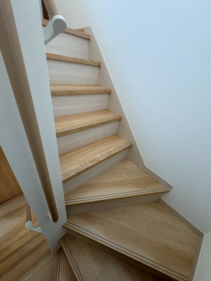 階段は手すり付きで昇り降りが安心♪