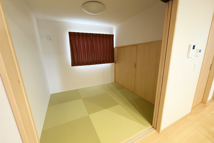 リビング横の和室は、お子様の遊びスペースや趣味の場所、来客用など様々な使い方が可能です♪
※画像は家具消し等加工を実施しております。