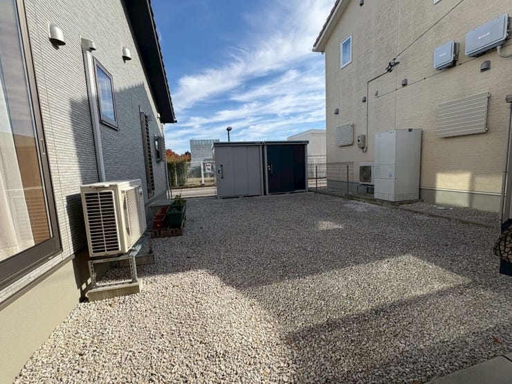 砂利敷の広いスペースがあり、こちらにも駐車可能!!
外部物置もあるので、タイヤやアウトドアグッズの収納も◎