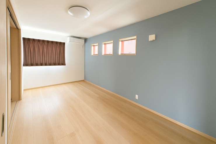 2階の洋室9帖はアクセントクロスで落ち着いた空間に。。☆
※画像は家具消し等加工を実施しております。