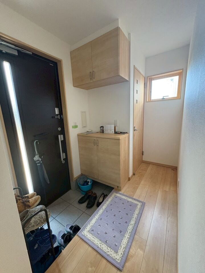 玄関も光が入って明るいです(^^♪
下駄箱もナチュラルな色合い♪