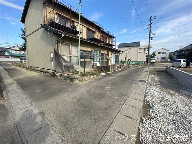 北側幅員約4mの前面道路です。普通車が1台通れる幅となります。大型車の通行が少ないので、振動や騒音が抑えられます。