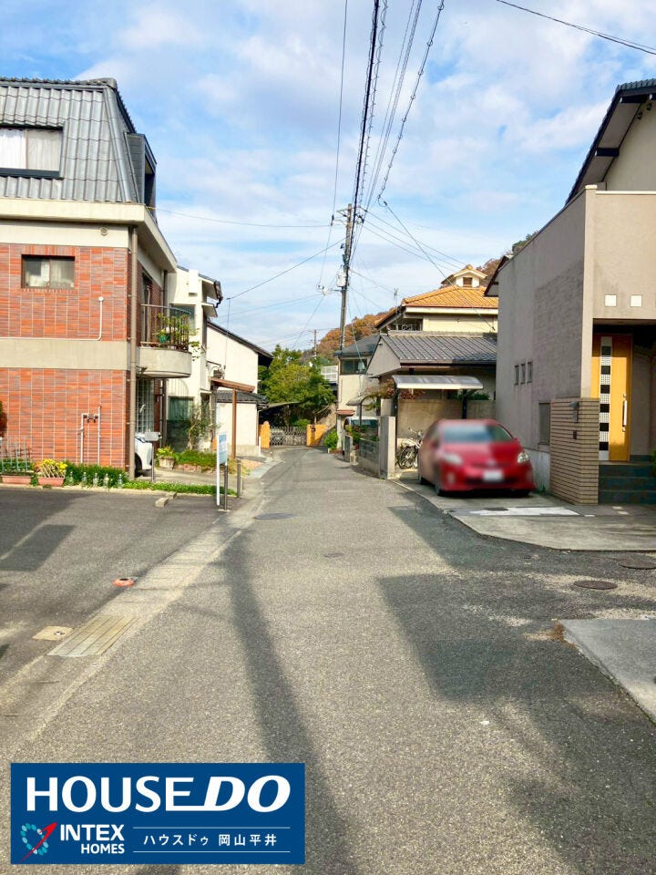 【穏やかな時間が流れる閑静な住宅街!】
ゆったりとした道幅で、車での出入りも安心の周辺環境です。
子育て世代にも暮らしやすい閑静な住宅街で、穏やかな新生活が始められそうですね。