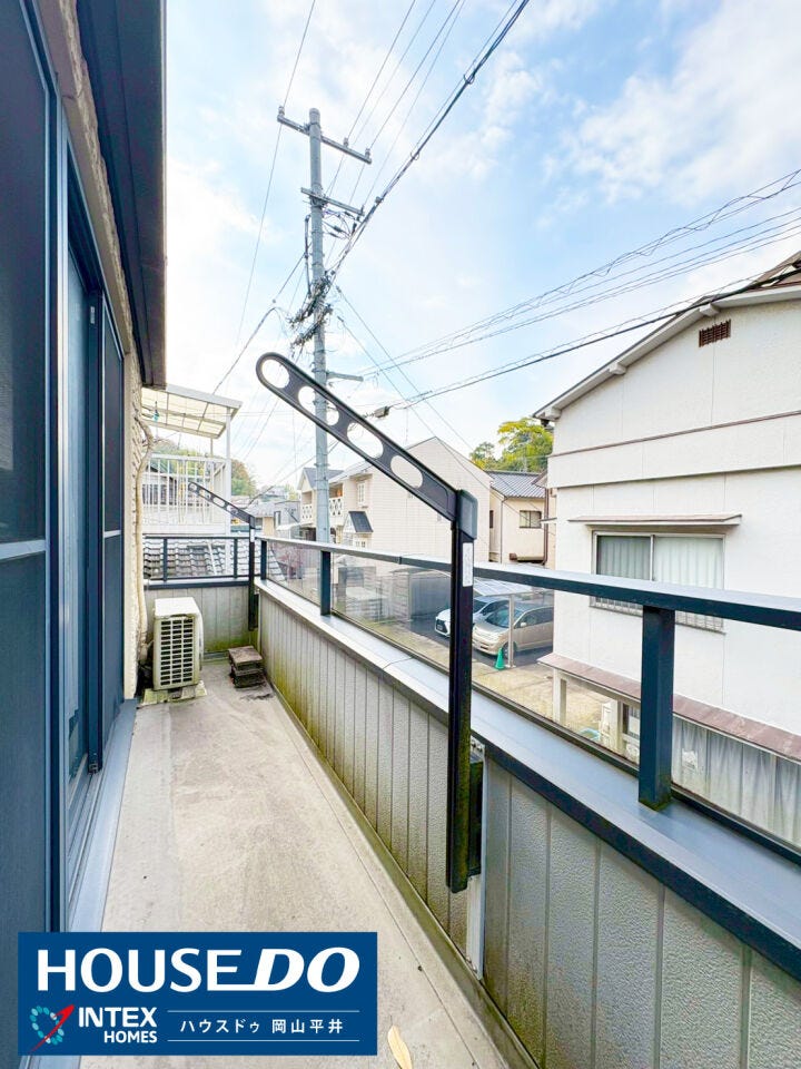 【陽当たり良好で洗濯物もよく乾くワイドバルコニー!】
幅と奥行きがあり、洗濯物をたっぷり干せる広々としたバルコニーです!天気の良い日は、家族みんなの衣類やお布団も気持ちよく乾かせます。