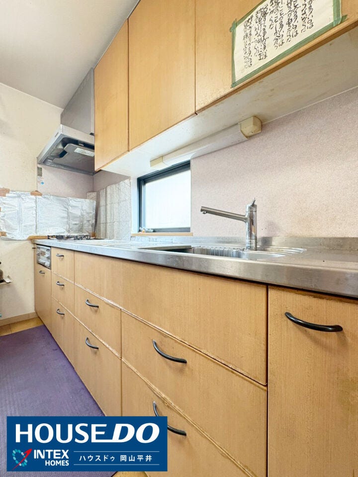 【窓付きで明るく快適なシステムキッチン!】
換気に便利な小窓が付いた、明るいシステムキッチンです!上部と下部の収納スペースが豊富で、調理器具や食器もすっきり整理できます。