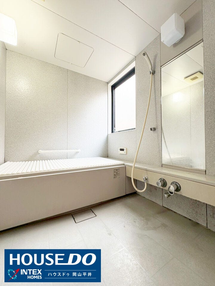 【一日の疲れを癒すゆったりとしたバスルーム!】
横長の浴槽で、お子様と一緒でもゆったりと入れる広々としたお風呂です!窓付きで換気もしやすく、いつも清潔に保てます。大きな鏡で身支度もスムーズに。