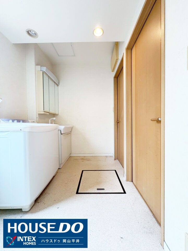 【収納も確保した使いやすい洗面脱衣所!】
洗濯機を置いてもゆとりある広さの洗面脱衣所です!上部には三面鏡タイプの洗面化粧台があり、収納力もバッチリ!