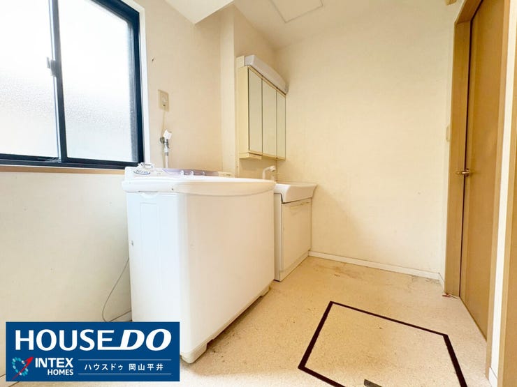 【換気窓付きでいつも爽やかなサニタリー!】
窓が付いているので、湿気がこもりにくく、洗濯機周りをいつも清潔に保てます!日々の家事も快適に進められそうですね。