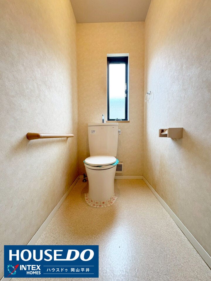 【採光窓付きで清潔感あふれるトイレ!】
小窓が付いているので、明るく換気もしっかりできるトイレ空間です!手すりも設置されており、小さなお子様からご年配の方まで皆が安心して使えますね!