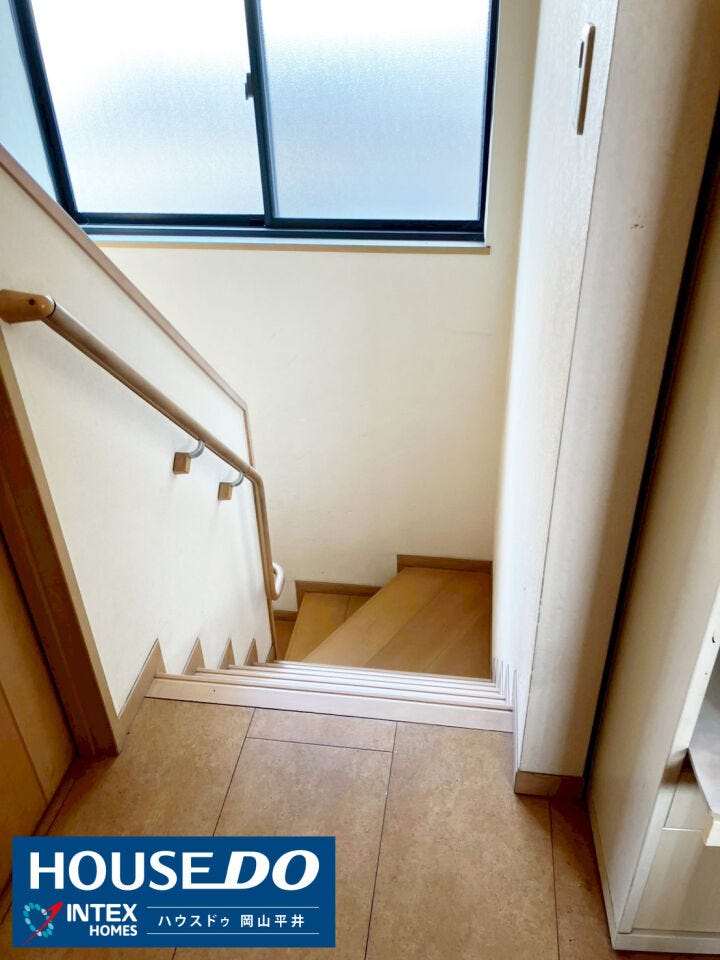 【安心の配慮が行き届いた明るい階段!】
上部に窓があり、日中は電気をつけなくても明るい階段です!手すりが設置されているので、小さなお子様やご年配の方も安心して上り下りできますね。