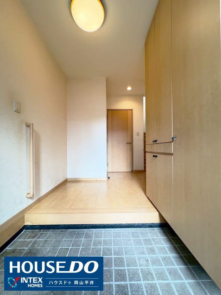 【大容量の収納を備えた明るい玄関ホール!】
家族皆の靴や外遊び道具をたっぷり収納できる、大きなシューズボックス付きの玄関です!