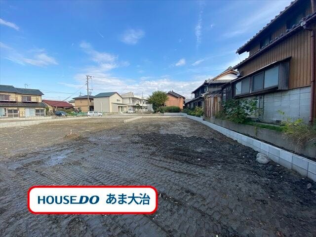 リビングイン階段採用の4号棟。水回りがコンパクトにまとまった間取りで、動線もスムーズ♪大型WICや納戸のご利用も可能そうな4.5帖の洋室も設けています。