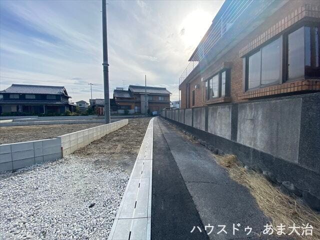 西側幅員約4mの前面道路です。車がすれ違うには厳しい道幅ですが、車はスピードを抑えて走行するので、お子様にも安全な道幅となっています。