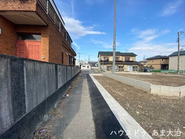 西側幅員約4mの前面道路です。普通車が1台通れる幅となります。大型車の通行が少ないので、振動や騒音が抑えられます。