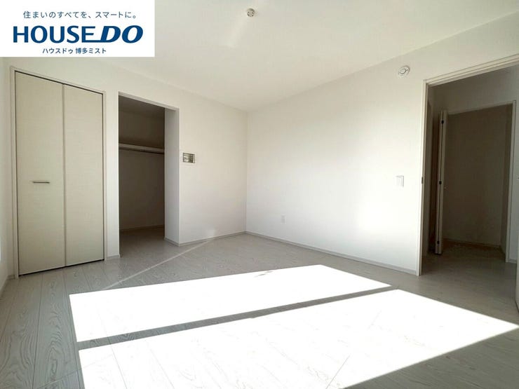 【プライベートルームの過ごし方】ベッドや机などの家具を置いてもゆとりある広さ。何にも邪魔されたくない一番のプライベート空間だから、過ごしやすさは大切にしたい・・・。