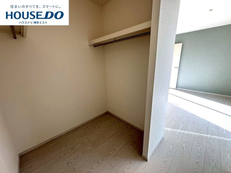 【欲しいところの収納力】実際に生活することを考え、お部屋の収納を重視しました。かさばる季節の衣類や大きなキャリーバッグもラクラク収納♪