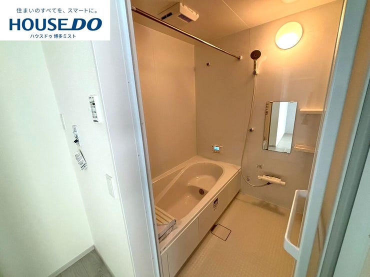 【『ふぅーーーっ。』と思わず声がでちゃいます。】デザイン性に優れた浴槽でゆったりとしたバスタイムを演出。ベンチ付きなので半身浴も楽しめます。