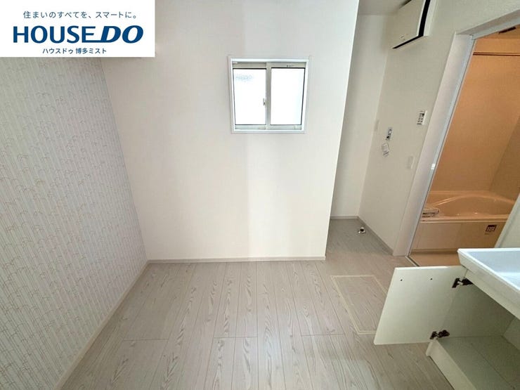 【家族みんなの使いやすさ】お手入れしやすく使いやすい3面鏡付きの洗面台。収納スペースも広く、洗剤や掃除道具をたっぷりと収納できます。