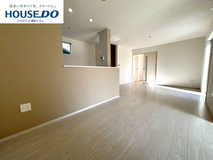 【家族の時間、穏やかな空間】家族が集まるリビングは床や壁をシンプルなテイストに。居心地が良いから自然と集まり、特別なことはしないけど、家族といる安心感は大切♪