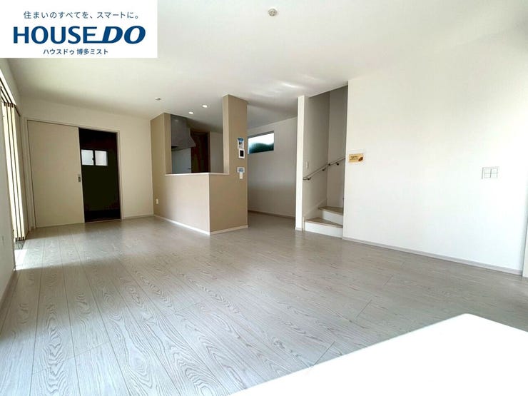 【家族のいやし時間】穏やかな光が入るリビング。忙しい毎日だからこそ、家族と過ごす時間は大切。家族みんなが快適なリビングだから、忙しい朝も、くつろぎの夜も、楽しい時間が過ごせます。