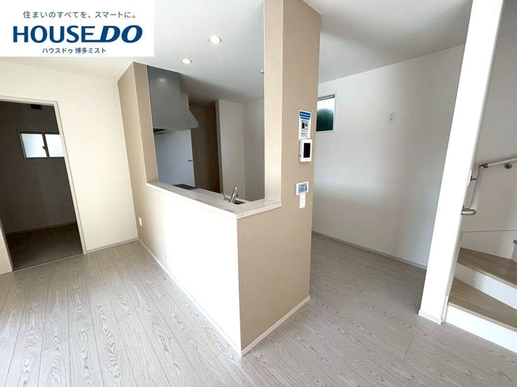 【家族の寛ぎ空間】料理をしながらリビングの家族を見守ることができる対面式キッチン。来客時も会話をしながらキッチンに立つことができ、手元がカウンターで隠れるのでリビングからはすっきりと見えます♪