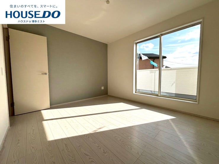 【プライベートルームの過ごし方】ベッドや机などの家具を置いてもゆとりある広さ。何にも邪魔されたくない一番のプライベート空間だから、過ごしやすさは大切にしたい・・・。