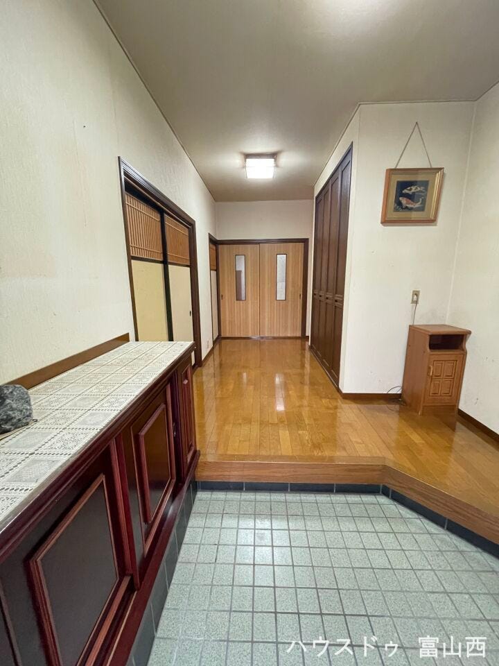 玄関ホールには大型収納があります。