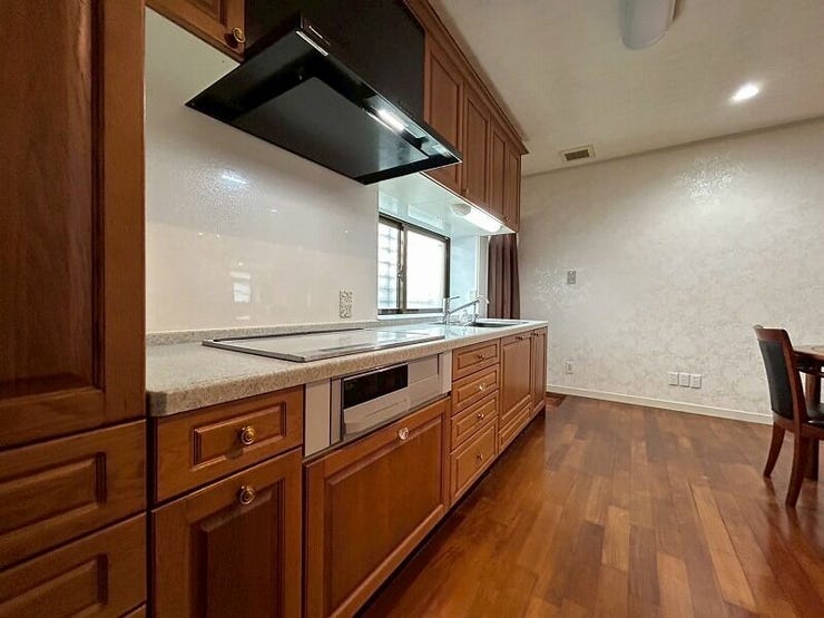 スッキリとした壁付けキッチンで、お部屋を広く使えます