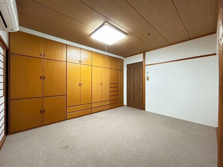 明るく開放的な洋室です。寝室や子ども部屋としてもおすすめ