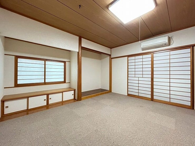 8帖の洋室は2面採光で陽当たり良好