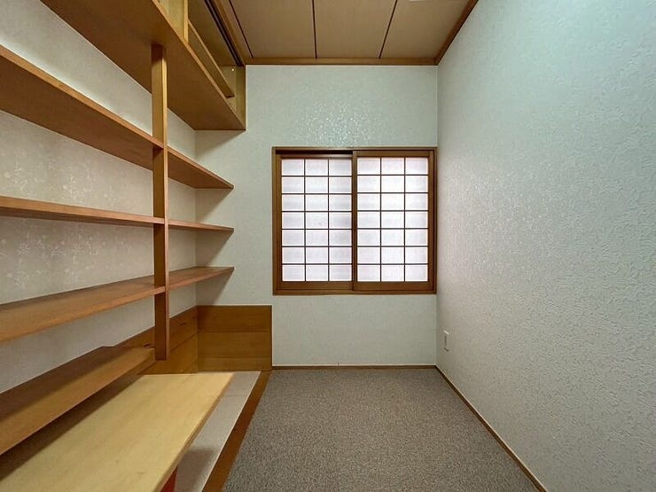 広々使えて窓つきです。