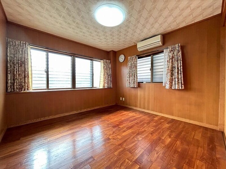 柔らかな陽射しが入り、心地よい時間を過ごせる洋室です