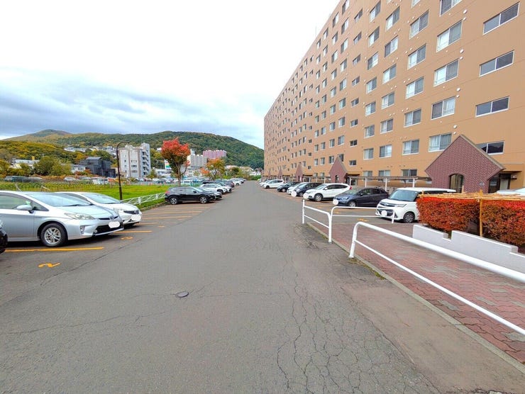 ◆平面駐車場◆
平面駐車場は、車の出し入れがスムーズで使いやすいのが魅力です。毎日の通勤やお買い物もストレスなく快適に出発できます。安全性と利便性を兼ね備えた駐車スペースです☆