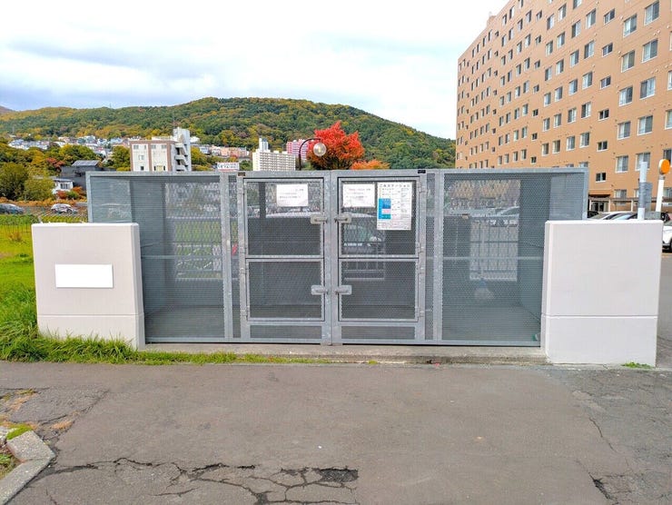 ◆ゴミステーション◆
しっかりと管理されたゴミステーションは、綺麗に保たれているので住民への配慮が感じられますね☆環境への配慮と利便性を両立し、清潔で整頓された空間が、快適な暮らしをサポートします☆