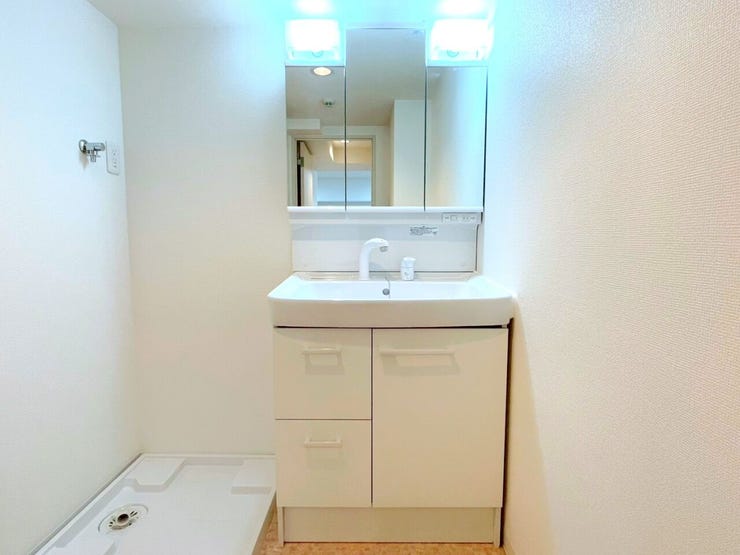 お手入れしやすく使いやすい3面鏡付きの洗面台。収納スペースも広く、洗剤や掃除道具をたっぷりと収納できます。