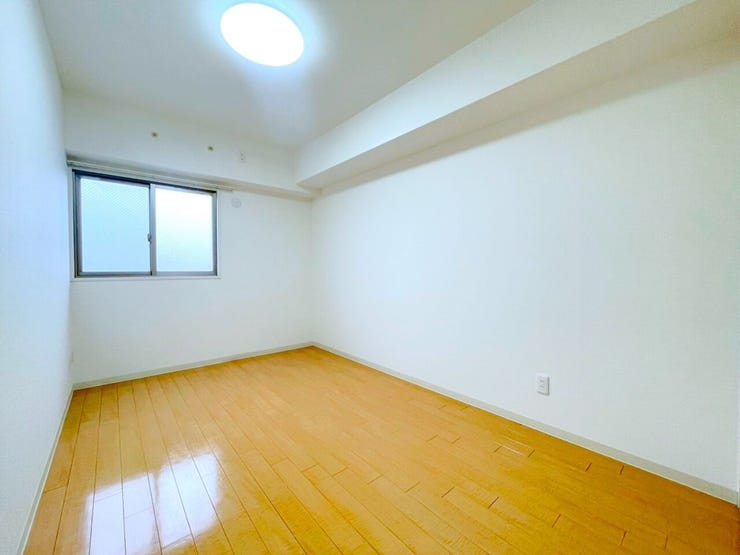 アクセントクロスのある洋室。プライベートな時間がより楽しく快適に過ごせそうです。