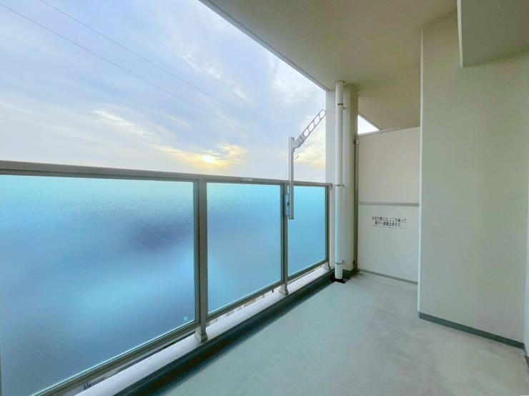 使い勝手の良い奥行きのあるバルコニー。