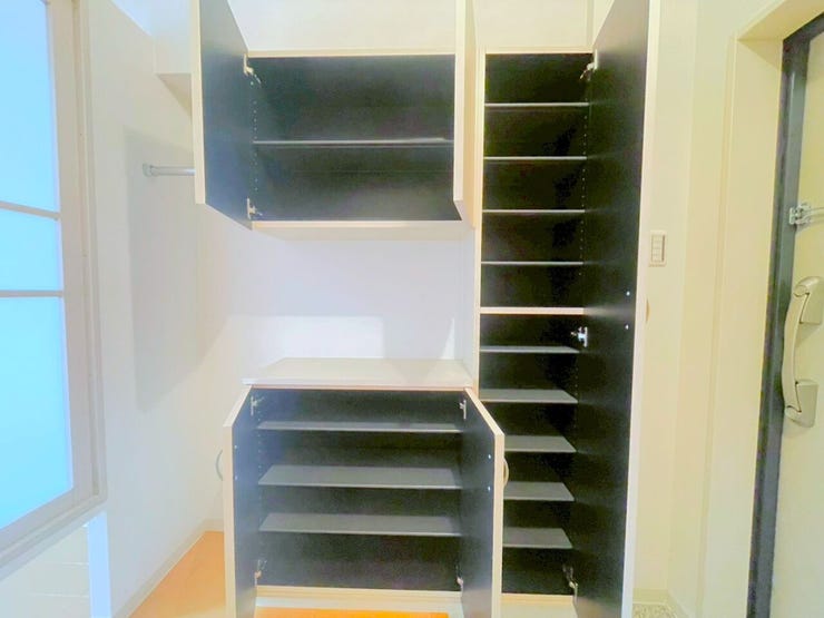 玄関にはご家族の靴をたっぷり収納できるシューズボックスをご用意。玄関先をいつも綺麗に保てます。