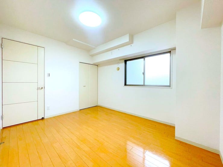 大きな窓があり明るい洋室。収納スペース付きでお部屋を最大限に広くお使いいただけます。