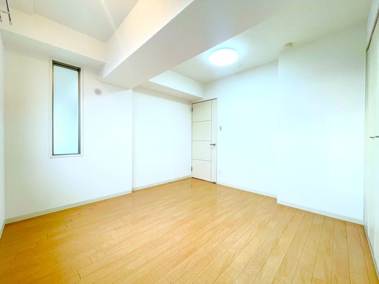 大きな窓があり、明るい洋室です。主寝室にも子供部屋にもぴったりな洋室!各お部屋にしっかり収納スペースがあります。