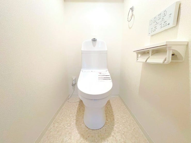明るくて清潔感のあるトイレスペース♪洗浄便座付トイレ!広々した空間で気持ちよく過ごせます。