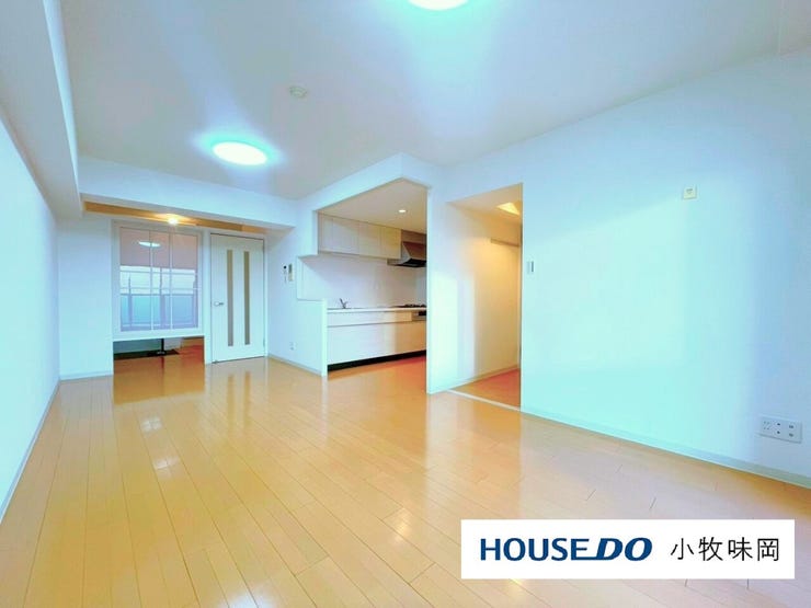 【リビング】
南向きリビングは日当たりも良く、家族の笑顔を溢れる団らんのひと時をお過ごしいただけます。