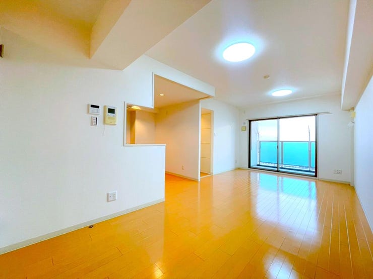 大きな窓のあるリビングは、陽光あふれる明るい空間です。居心地良く、ご家族皆がゆったり寛げる憩いの空間となりそうです。