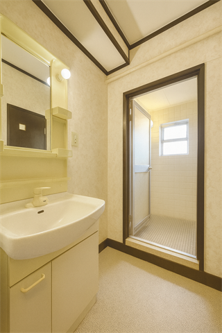 室内洗濯機置き場があるので、
汚れた洋服を洗面台で一度洗ったら
そのまま洗濯機に入れることが出来ます。